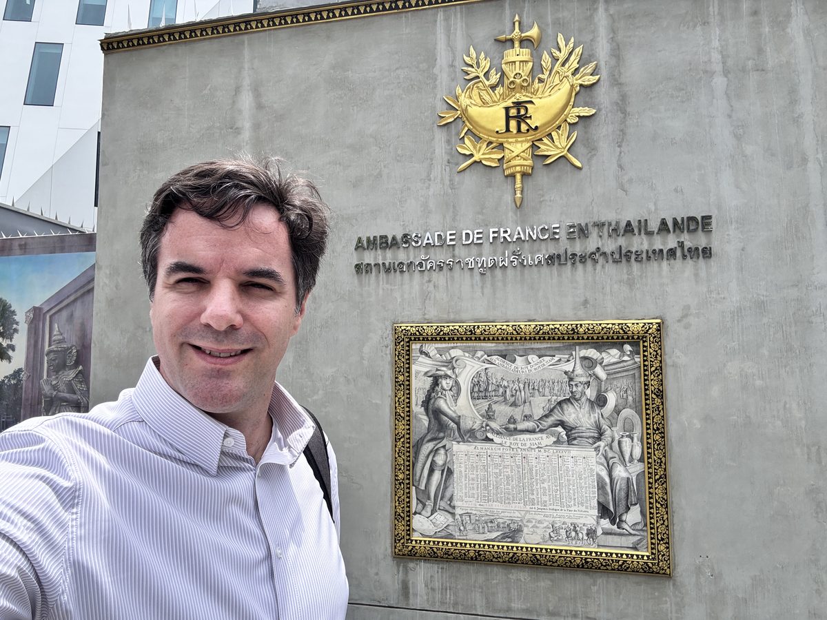 Thibaut Girard devant l'entrée de l'ambassade de France en Thaïlande à Bangkok